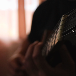 工人把我摁在桌子上 草
